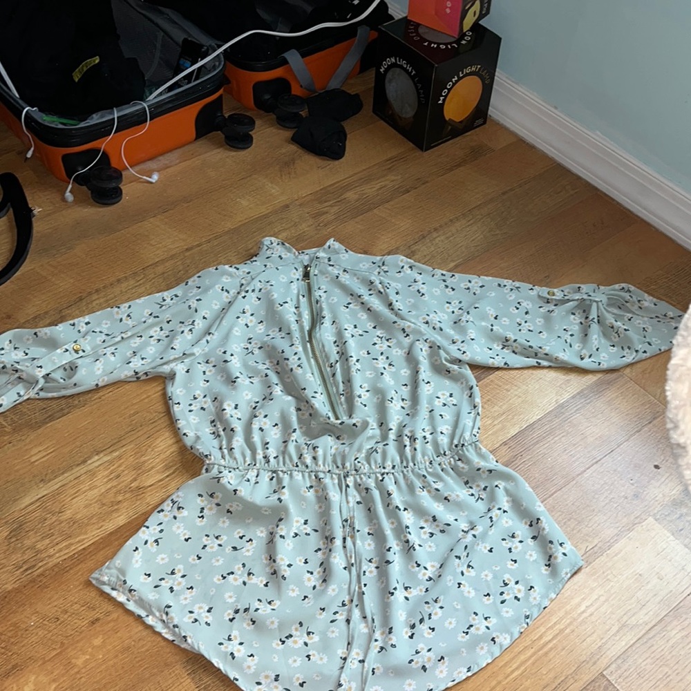 Large Rue 21 zip up long sleeve dressy shirt- light green with white flowers